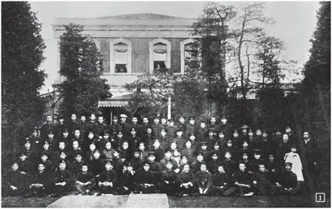 1902 年浙江籍留日学生合影。原书图注注明:第 4 排左起第 14 人为鲁迅。